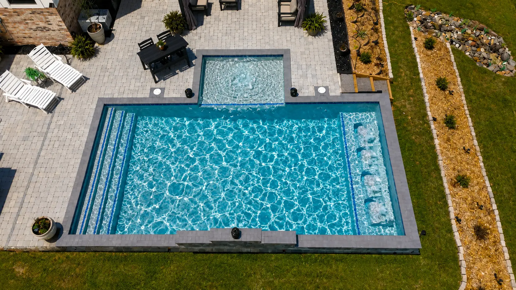 Custom swimming pool with integrated spa and tanning ledge by Neway Pools